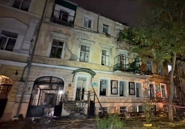 В Одессе восстанавливают после обстрела дом на улице Пастера В Одессе восстанавливают после обстрела дом на улице Пастера