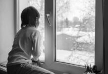 В Одессе двухлетний ребенок выпал из окна многоэтажки: полиция выясняет обстоятельства