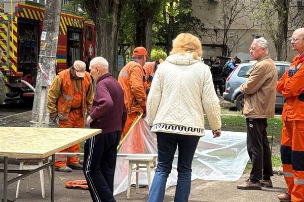 РФ атаковала Одессу дронами: обломки БпЛА упали на дом, пострадали люди (обновлено) РФ атаковала Одессу дронами: обломки БпЛА упали на дом, пострадали люди (обновлено)